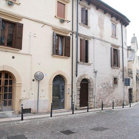 Ai Piedi Del Castello / 4Pl / Apt. Full Верона Екстер'єр фото