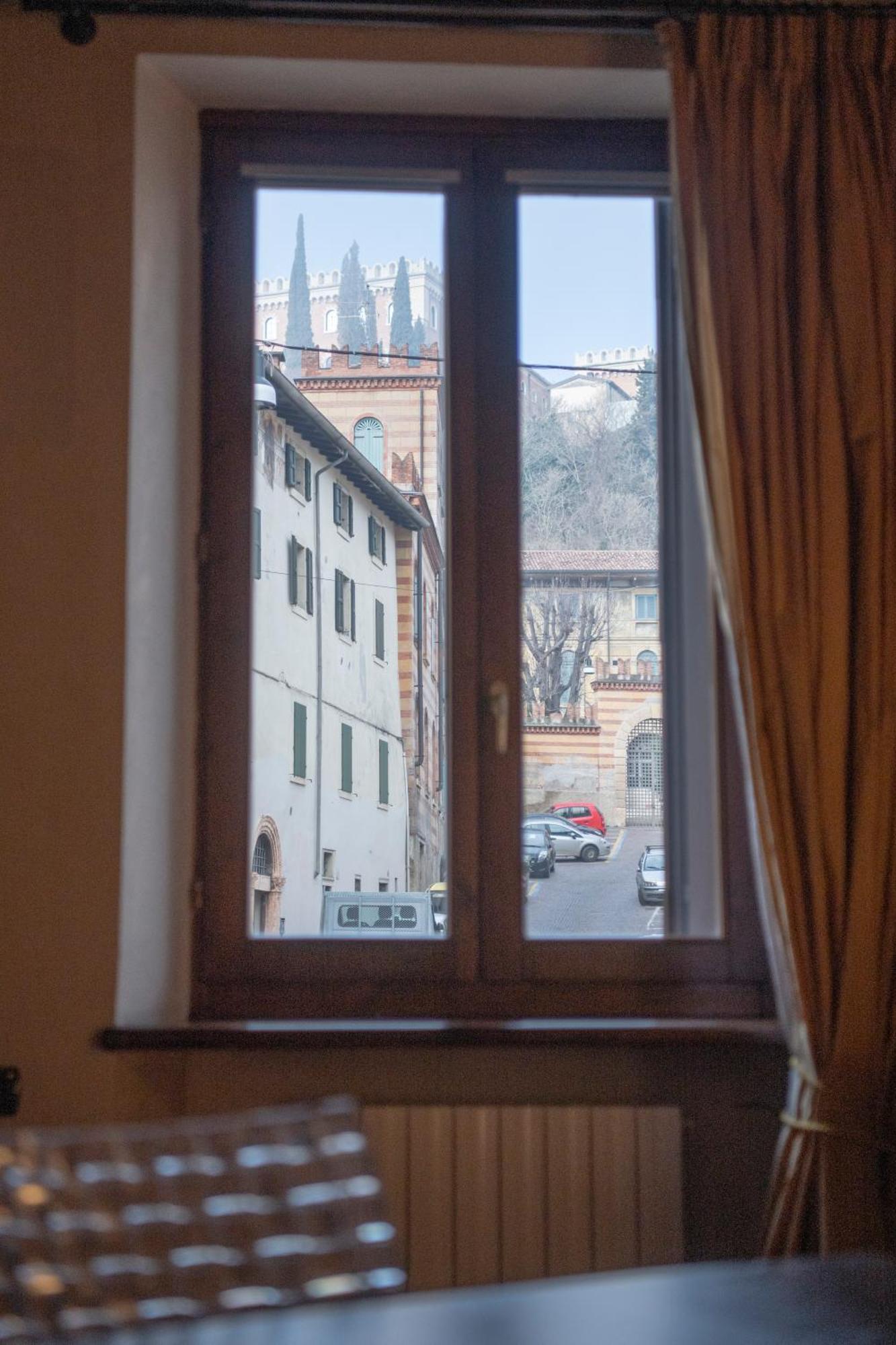 Ai Piedi Del Castello / 4Pl / Apt. Full Верона Екстер'єр фото
