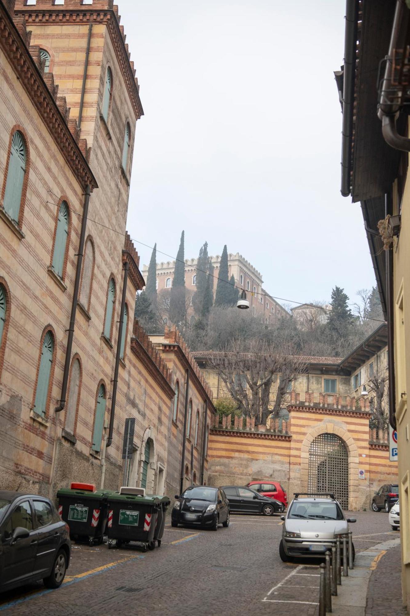 Ai Piedi Del Castello / 4Pl / Apt. Full Верона Екстер'єр фото