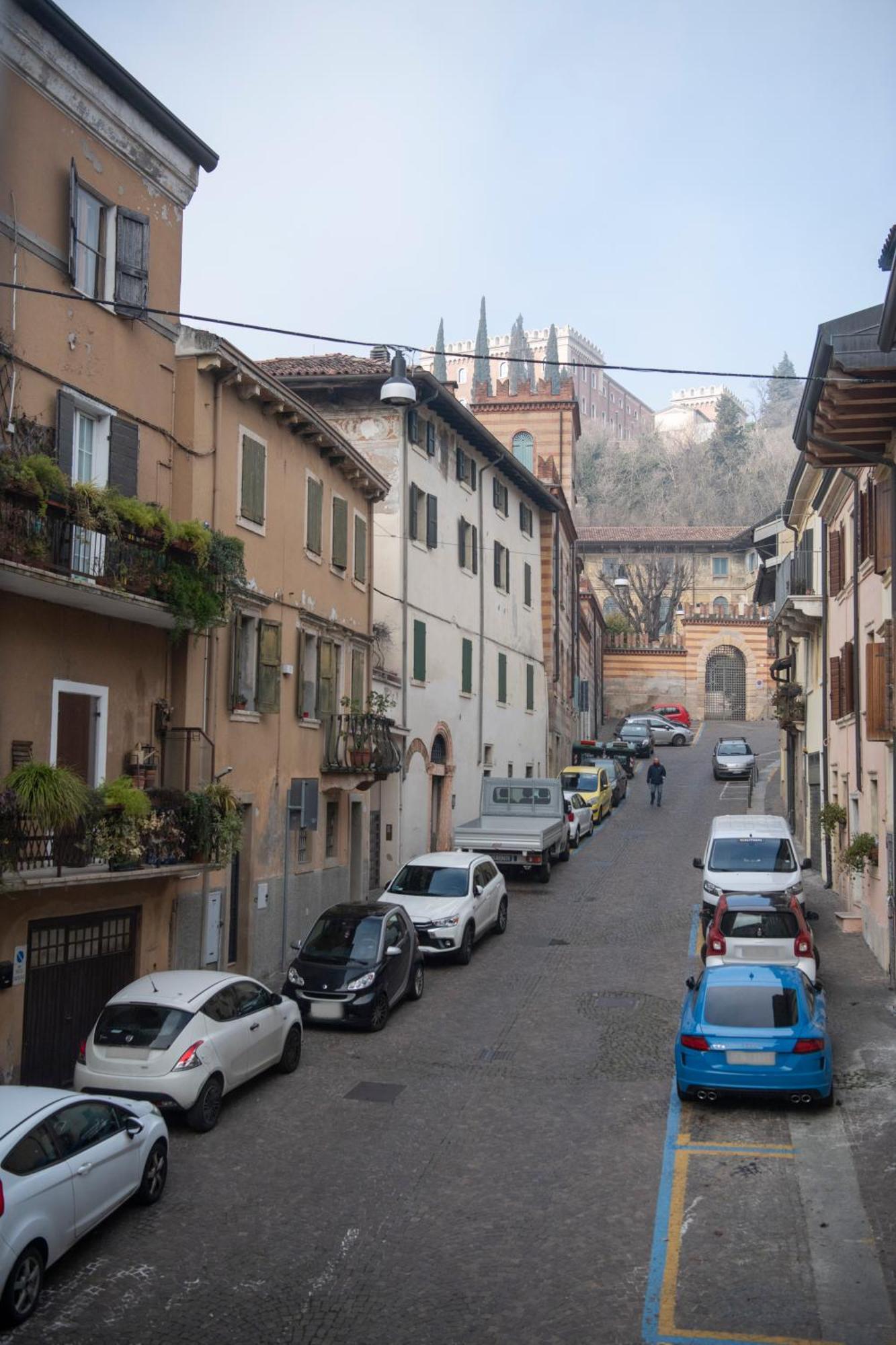 Ai Piedi Del Castello / 4Pl / Apt. Full Верона Екстер'єр фото